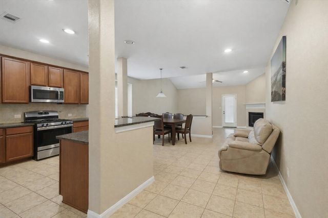 2704 Baywater Creek Lane, Pearland, TX 77089