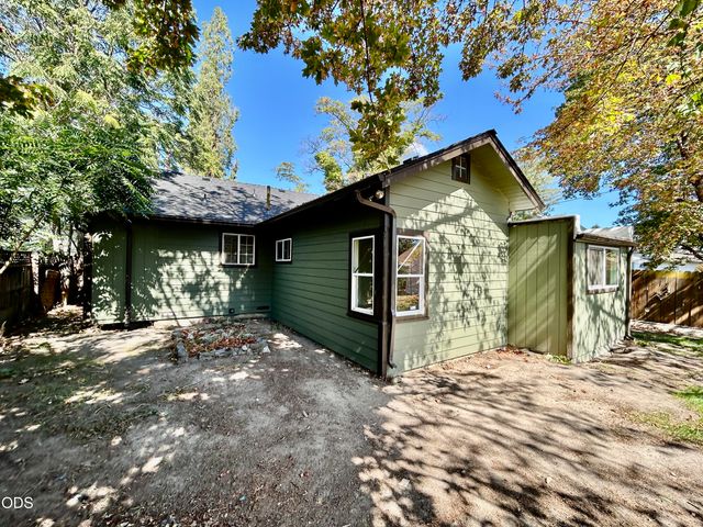 463 SW I Street, Grants Pass, OR 97526