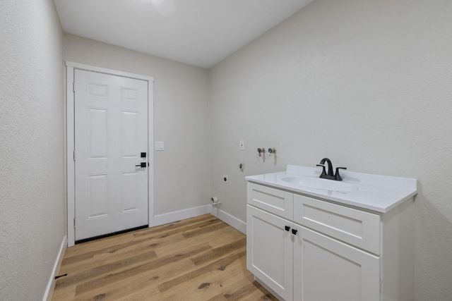 96 Burgan Avenue, Clovis, CA 93611