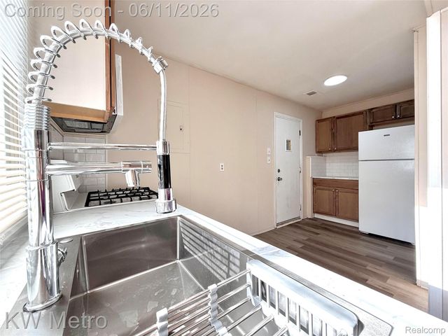 53 E Brickley Avenue, Hazel Park, MI 48030