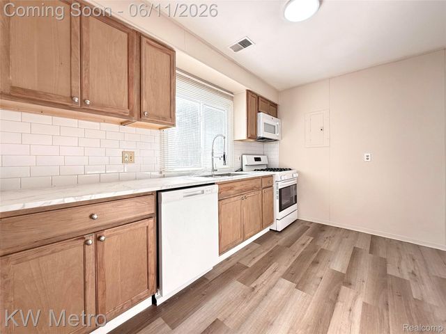 53 E Brickley Avenue, Hazel Park, MI 48030