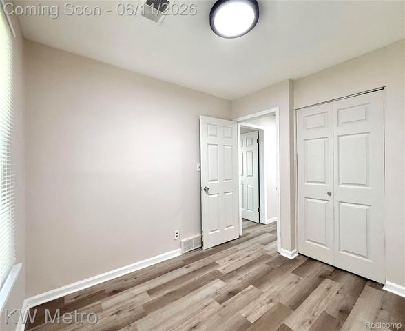 53 E Brickley Avenue, Hazel Park, MI 48030