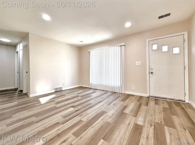 53 E Brickley Avenue, Hazel Park, MI 48030