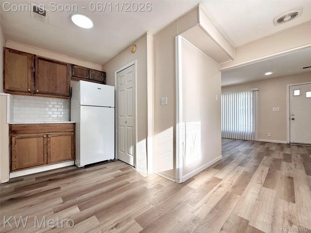 53 E Brickley Avenue, Hazel Park, MI 48030
