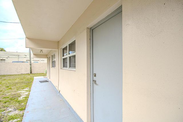 660 Glouchester Street 106, Boca Raton, FL 33487