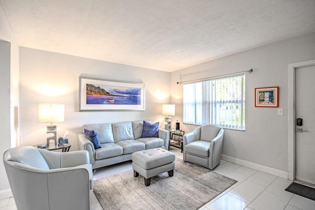 660 Glouchester Street 106, Boca Raton, FL 33487