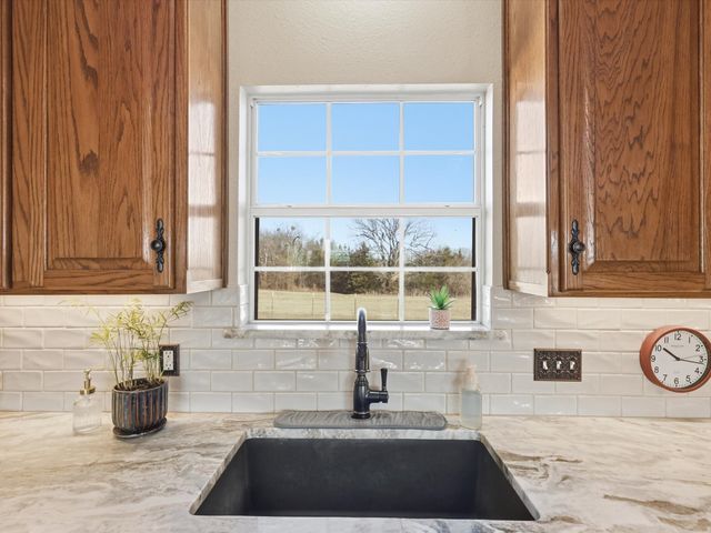 643 CR 2992, Windom, TX 75492