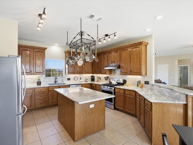 643 CR 2992, Windom, TX 75492