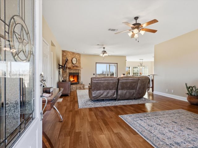 643 CR 2992, Windom, TX 75492