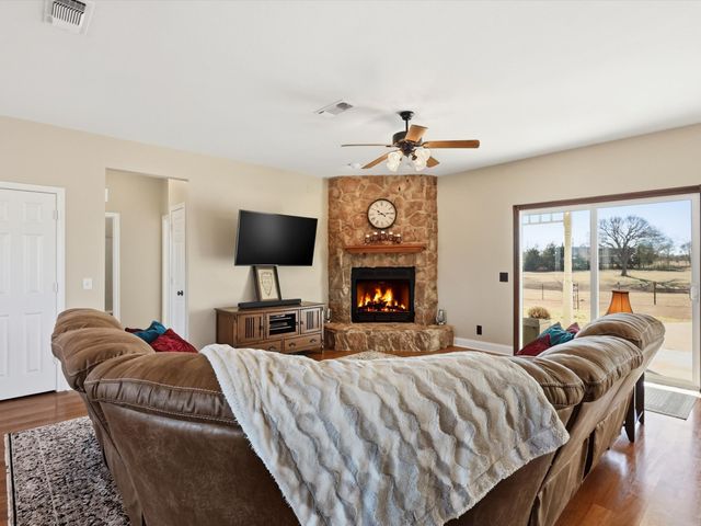 643 CR 2992, Windom, TX 75492