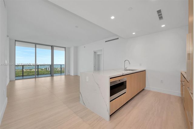 2411 Laguna Circle 2402, North Miami, FL 33181