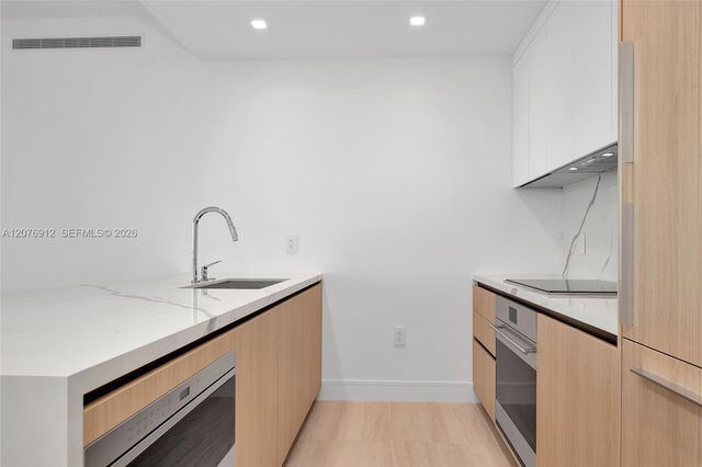 2411 Laguna Circle 2402, North Miami, FL 33181