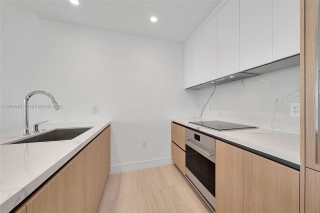 2411 Laguna Circle 2402, North Miami, FL 33181