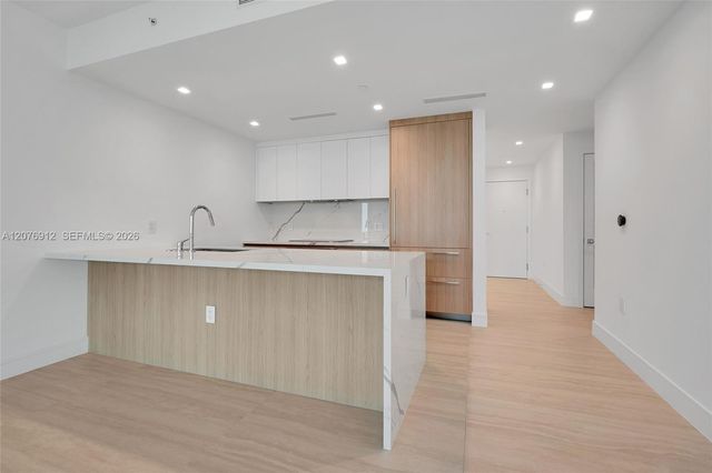 2411 Laguna Circle 2402, North Miami, FL 33181