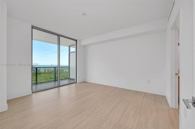 2411 Laguna Circle 2402, North Miami, FL 33181