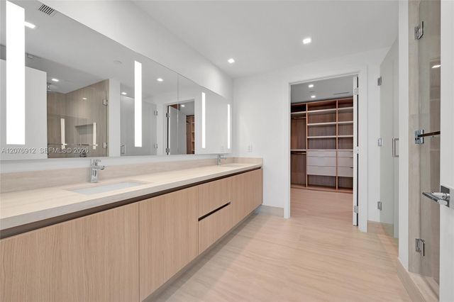 2411 Laguna Circle 2402, North Miami, FL 33181