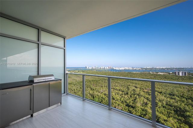 2411 Laguna Circle 2402, North Miami, FL 33181