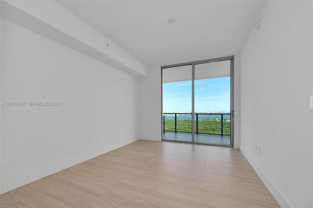 2411 Laguna Circle 2402, North Miami, FL 33181