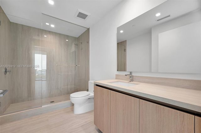 2411 Laguna Circle 2402, North Miami, FL 33181