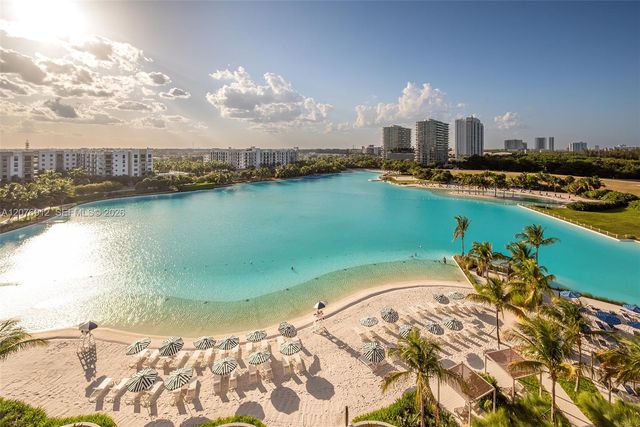 2411 Laguna Circle 2402, North Miami, FL 33181