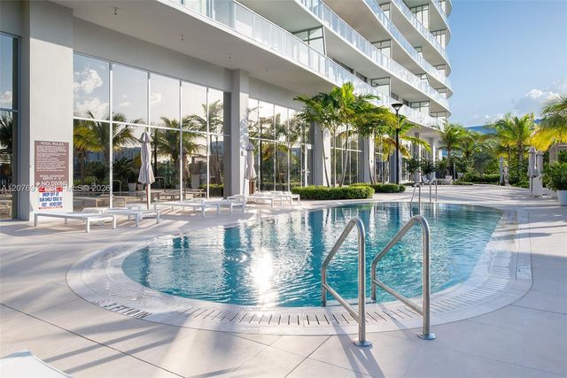 2411 Laguna Circle 2402, North Miami, FL 33181