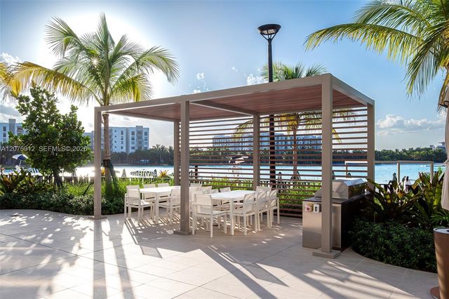 2411 Laguna Circle 2402, North Miami, FL 33181
