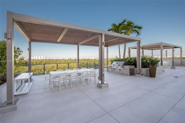 2411 Laguna Circle 2402, North Miami, FL 33181