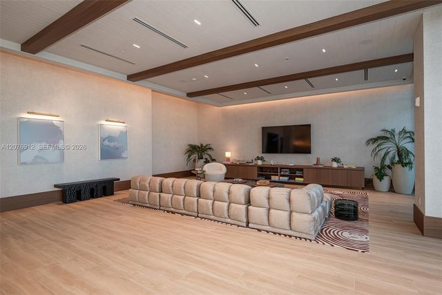2411 Laguna Circle 2402, North Miami, FL 33181