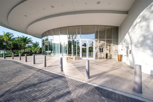 2411 Laguna Circle 2402, North Miami, FL 33181