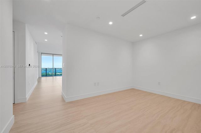 2411 Laguna Circle 2402, North Miami, FL 33181