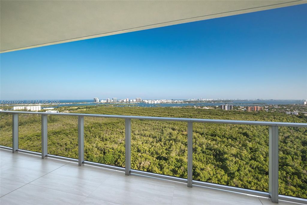 2411 Laguna Circle 2402, North Miami, FL 33181