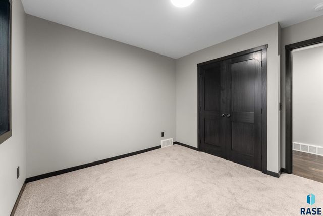 5300 E 64th St Street, Sioux Falls, SD 57108