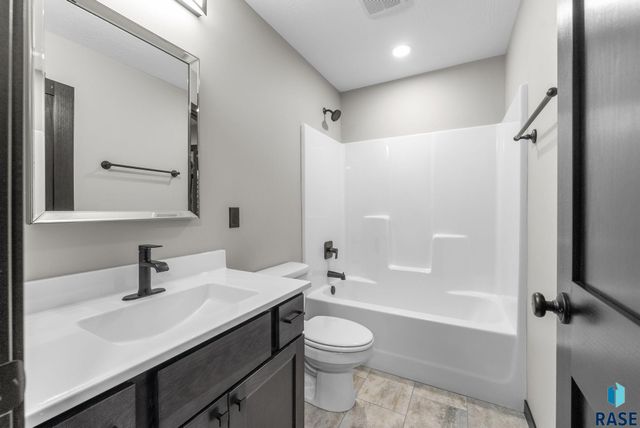 5300 E 64th St Street, Sioux Falls, SD 57108