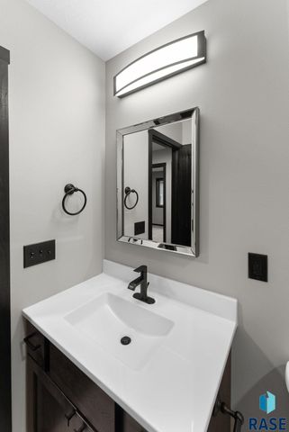 5300 E 64th St Street, Sioux Falls, SD 57108