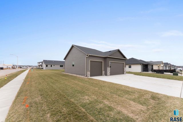 5300 E 64th St Street, Sioux Falls, SD 57108