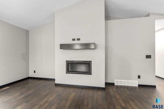 5300 E 64th St Street, Sioux Falls, SD 57108