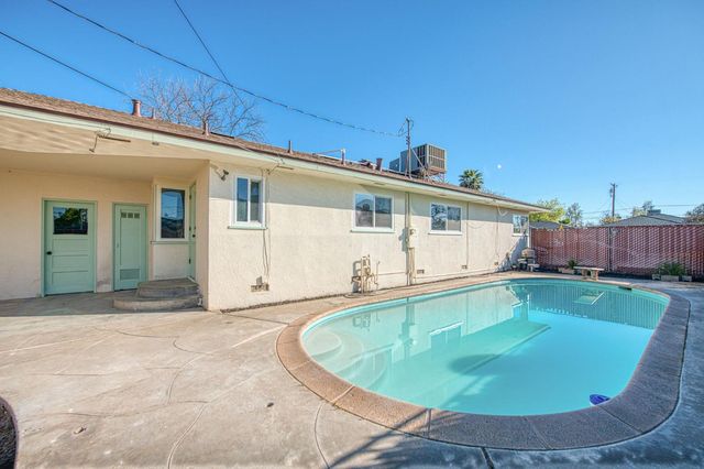 2324 E Cortland Avenue, Fresno, CA 93726