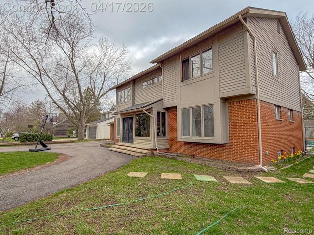 2110 Langham Drive, West Bloomfield Charter Township, MI 48323