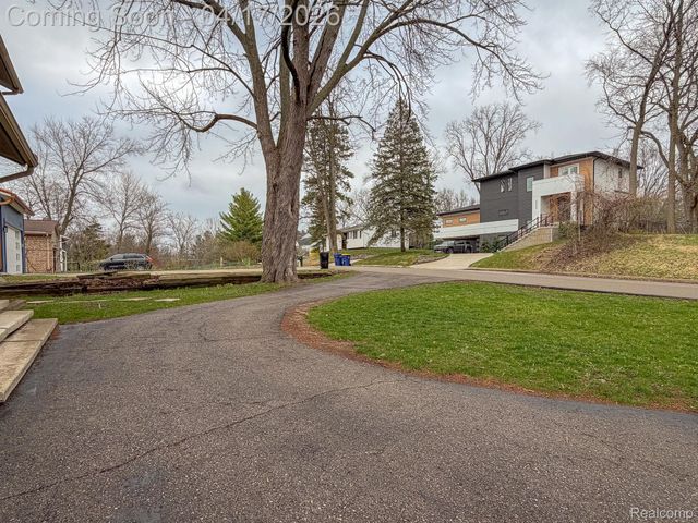 2110 Langham Drive, West Bloomfield Charter Township, MI 48323