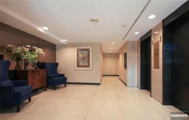 2077 Center Avenue 20J, Fort Lee, NJ 07024