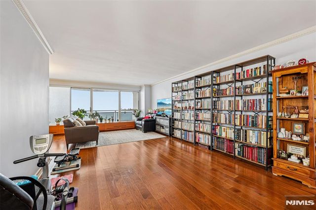 2077 Center Avenue 20J, Fort Lee, NJ 07024