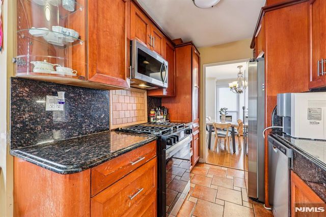 2077 Center Avenue 20J, Fort Lee, NJ 07024