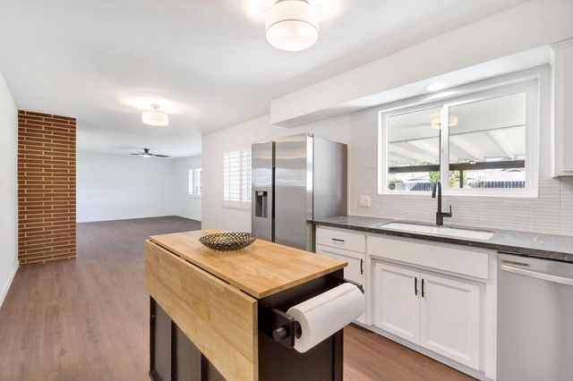 672 W Roberts Avenue, Fresno, CA 93704