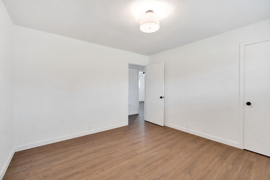 Image 13 of property listing at 672 W Roberts Avenue, Fresno, CA 93704