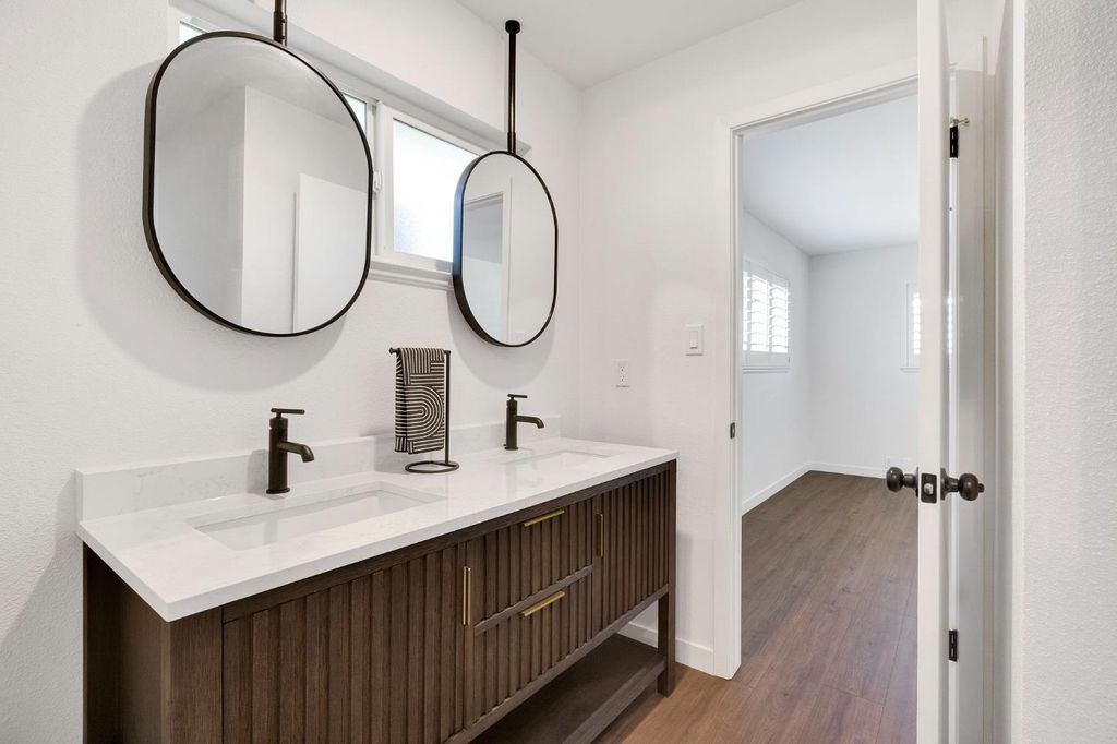Image 14 of property listing at 672 W Roberts Avenue, Fresno, CA 93704