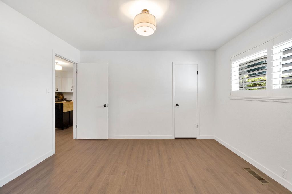 Image 20 of property listing at 672 W Roberts Avenue, Fresno, CA 93704