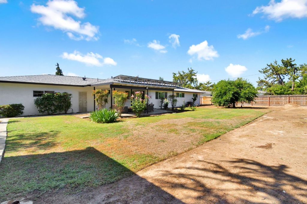 Image 3 of property listing at 672 W Roberts Avenue, Fresno, CA 93704