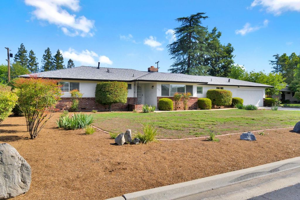 Image 6 of property listing at 672 W Roberts Avenue, Fresno, CA 93704