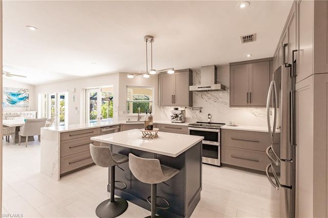 212 SE 31st TER, Cape Coral, FL 33904