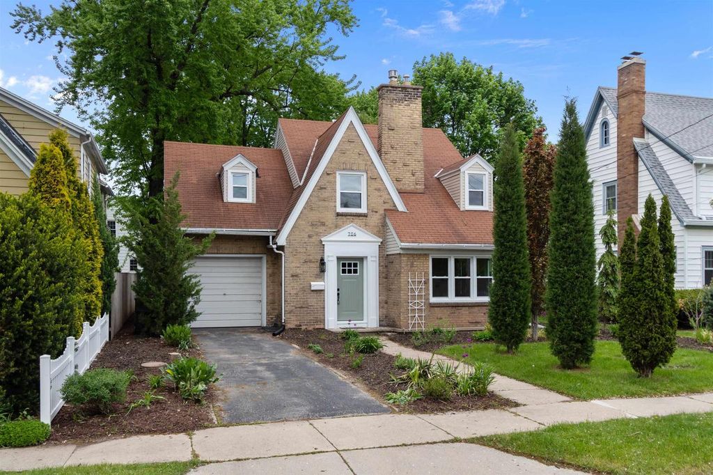 706 LINCOLN STREET, Neenah, WI 54956